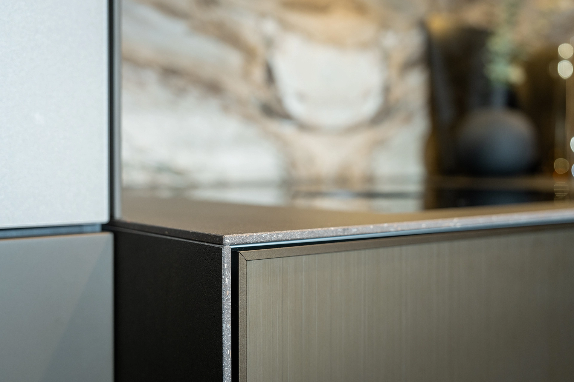Detail van een SieMatic keukenfront met geborstelde metaalafwerking