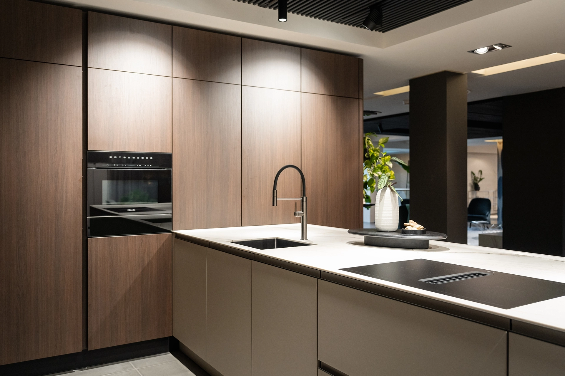 SieMatic kookeiland met geïntegreerde spoelbak en kookplaat.