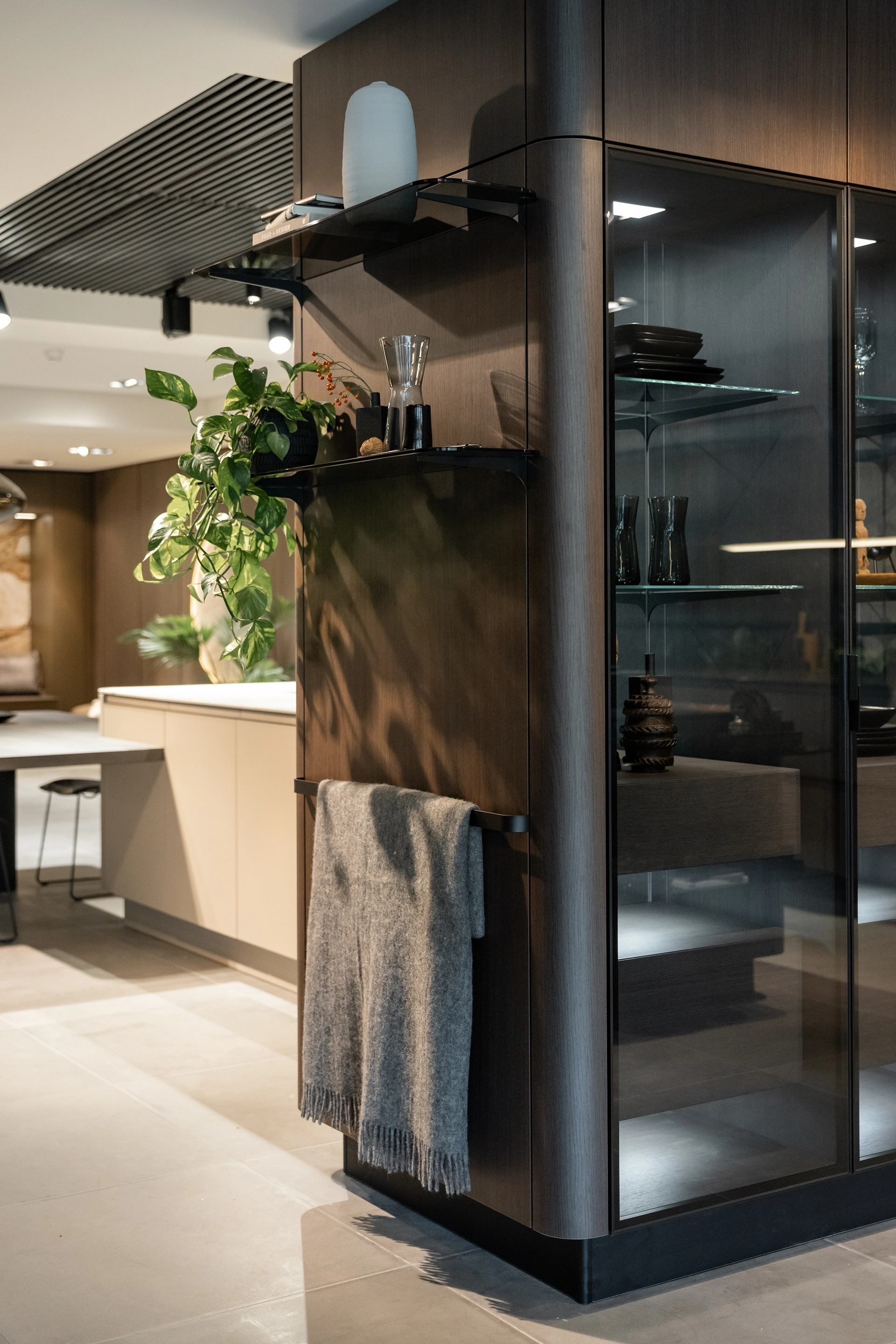 SieMatic SG6 asymmetrische eilandkeuken met open vakken en donkere kasten