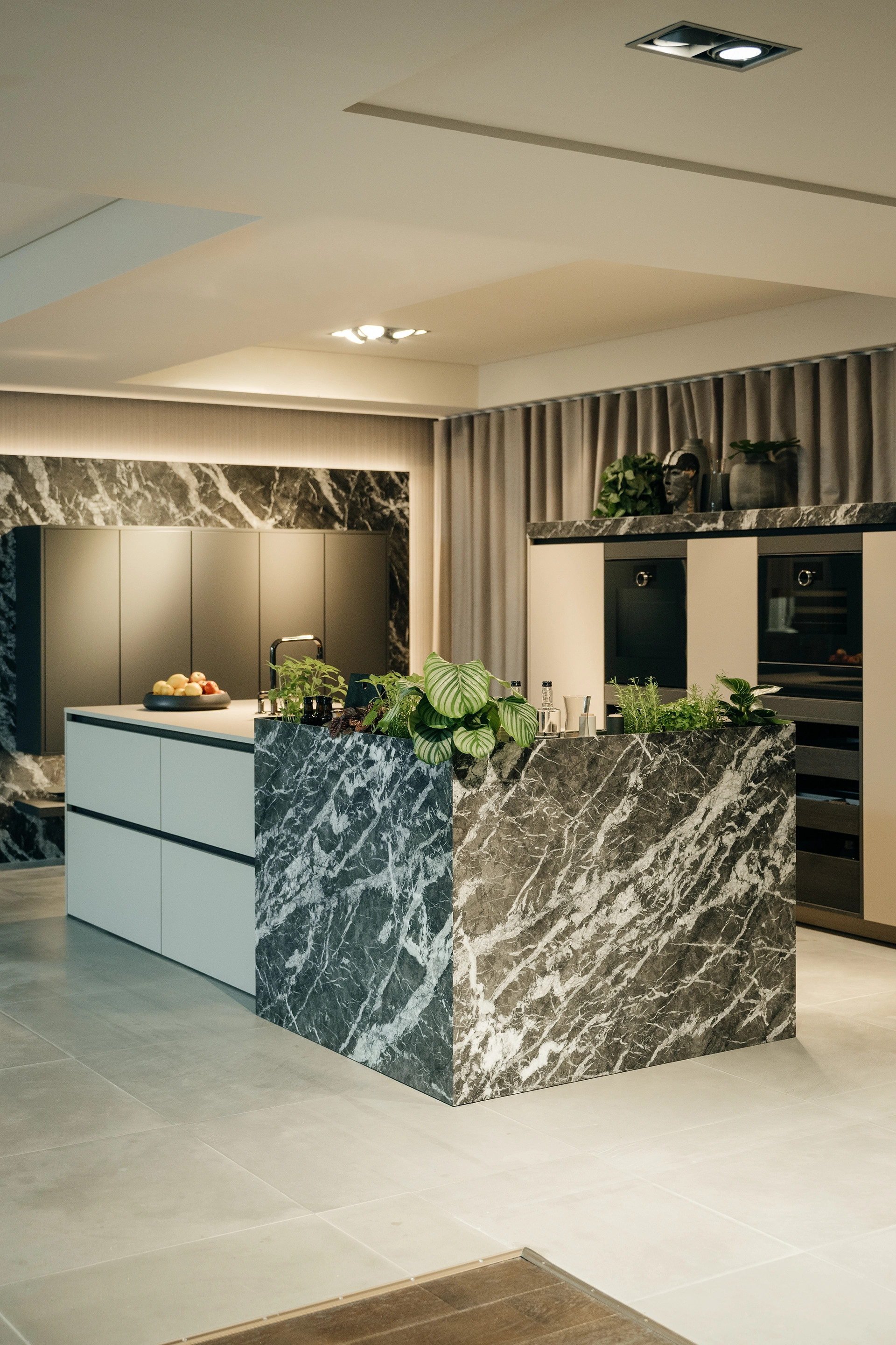 SieMatic keuken waarin kleuren, natuurstenen look en materiaalafwerkingen met elkaar worden gecombineerd.