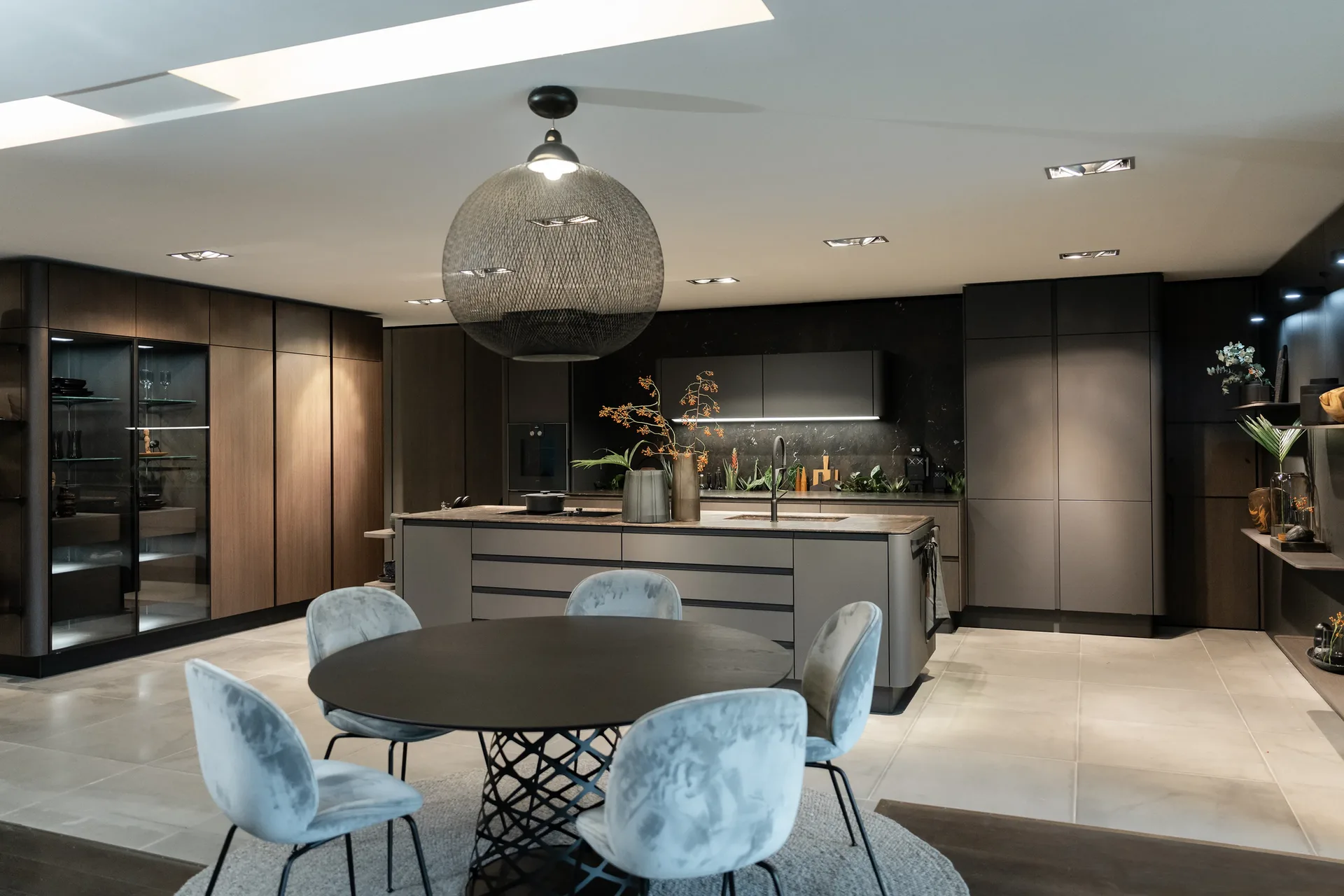 SieMatic URBAN open-concept kitchen with modular layout and cooking island