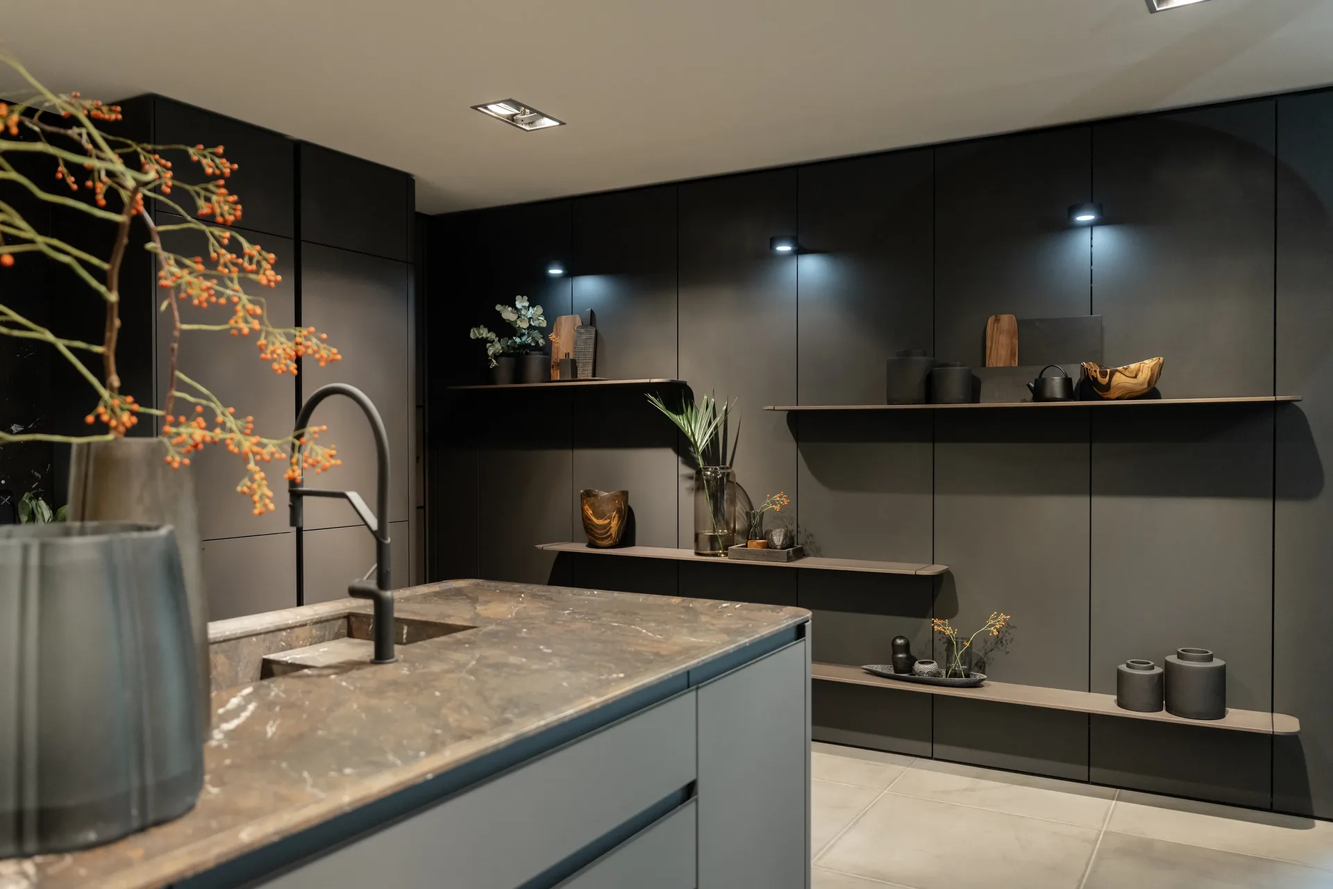 SieMatic FloatingSpaces met zwevende wandplanken en geïntegreerde verlichting.
