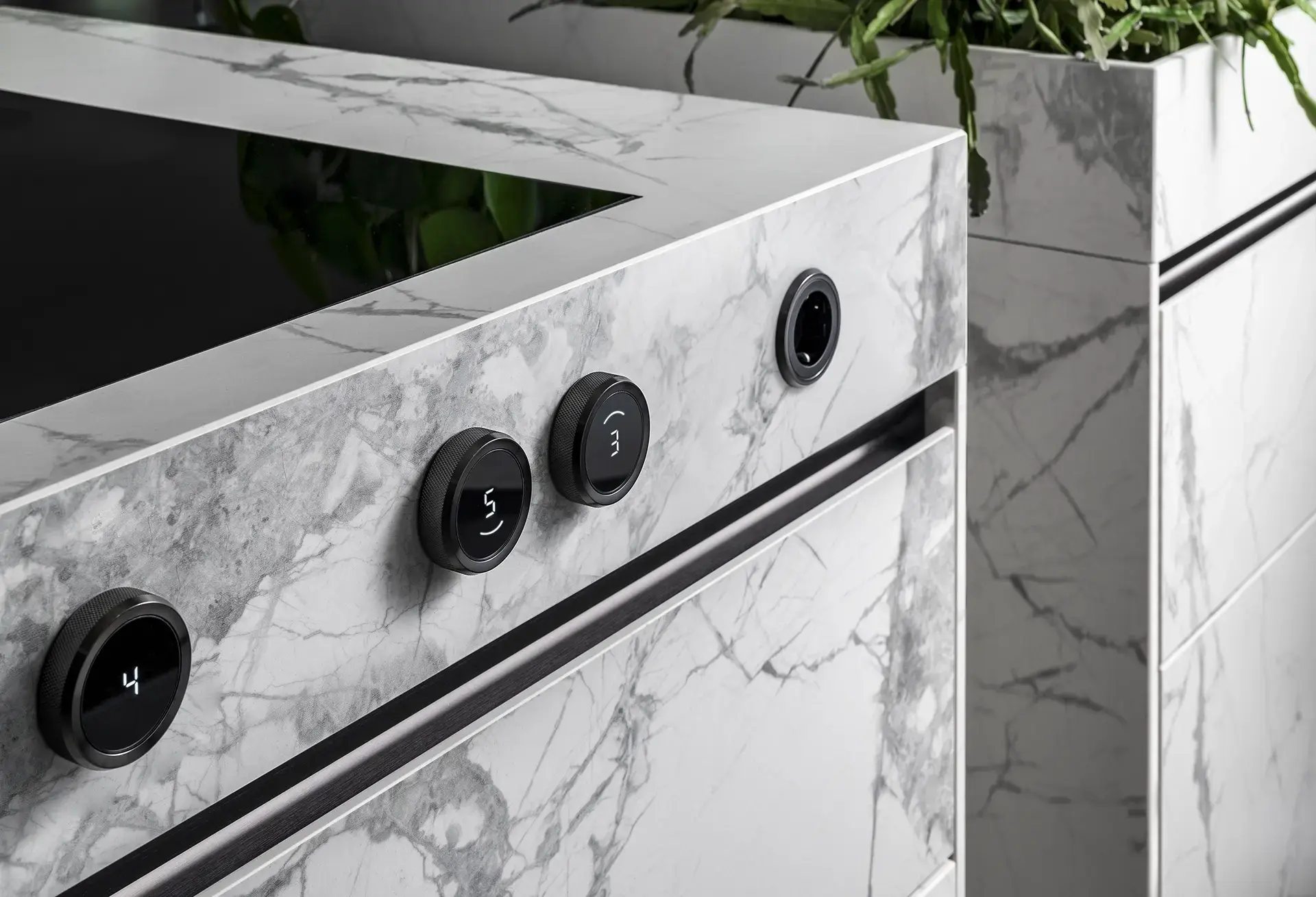 Detail van een SieMatic keuken met keramisch werkblad en keramische frontafwerking.