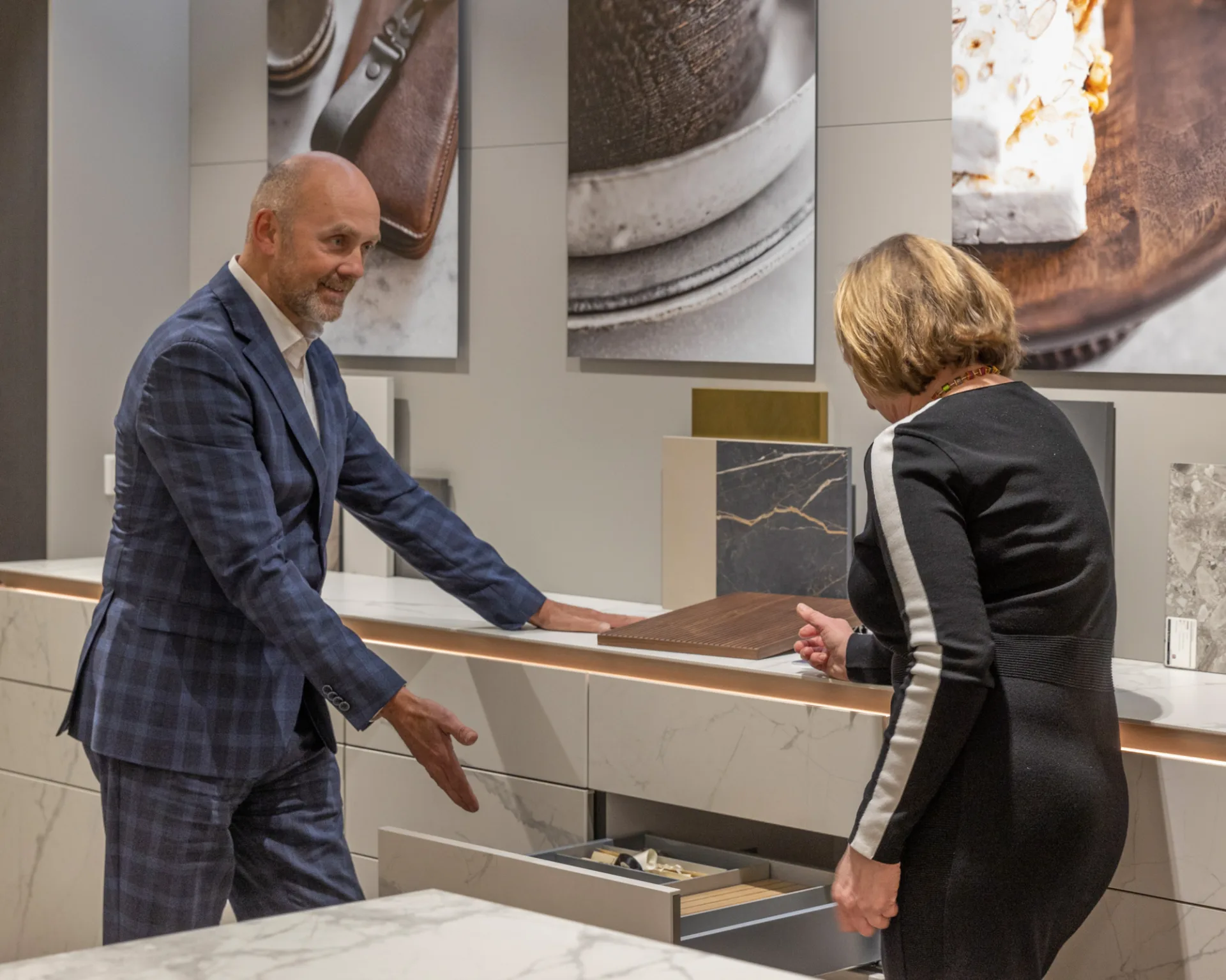 Keukenadviseur geeft persoonlijk advies aan een klant in de SieMatic showroom.