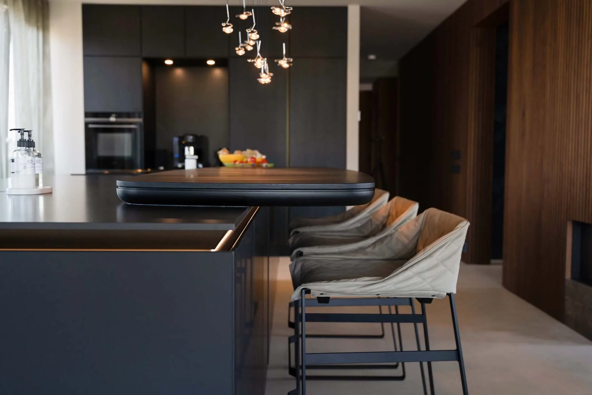 SieMatic keuken met zwevend werkblad en geïntegreerde zitplaatsen aan het kookeiland.