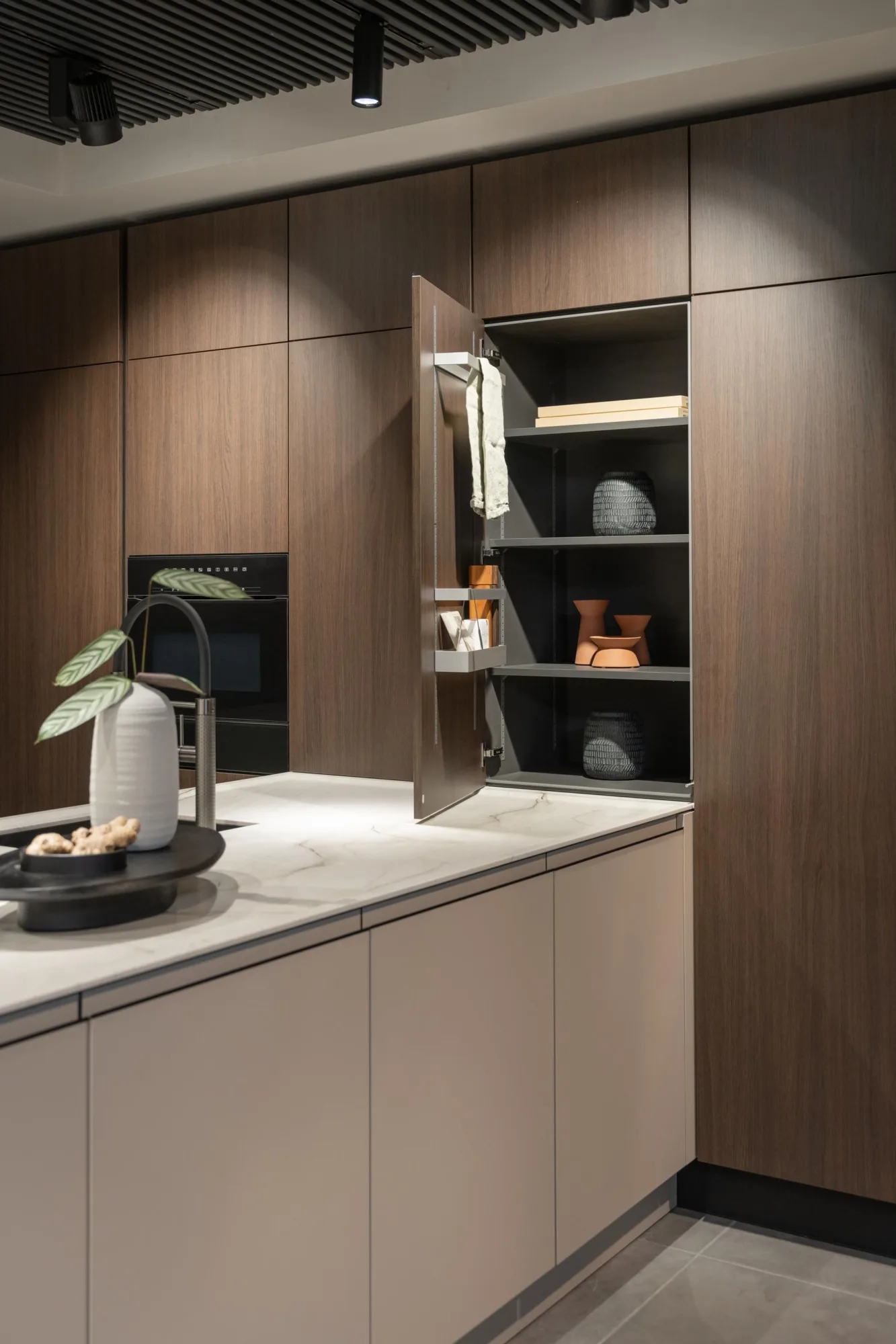 SieMatic MultiMatic kast met geïntegreerde opbergaccessoires en slimme indeling.