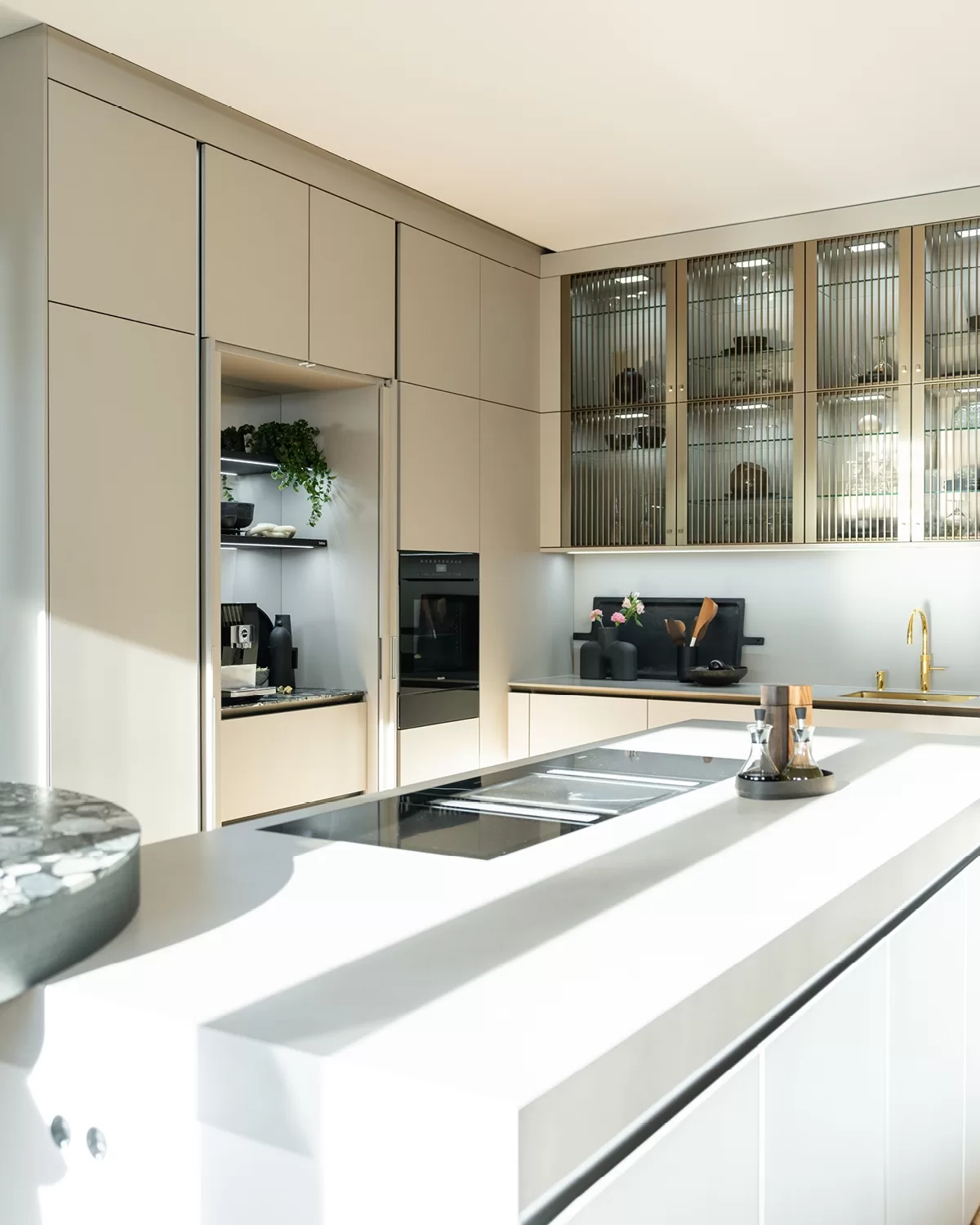 SieMatic witte keuken met hoge kastenwand, ASWA Keukens