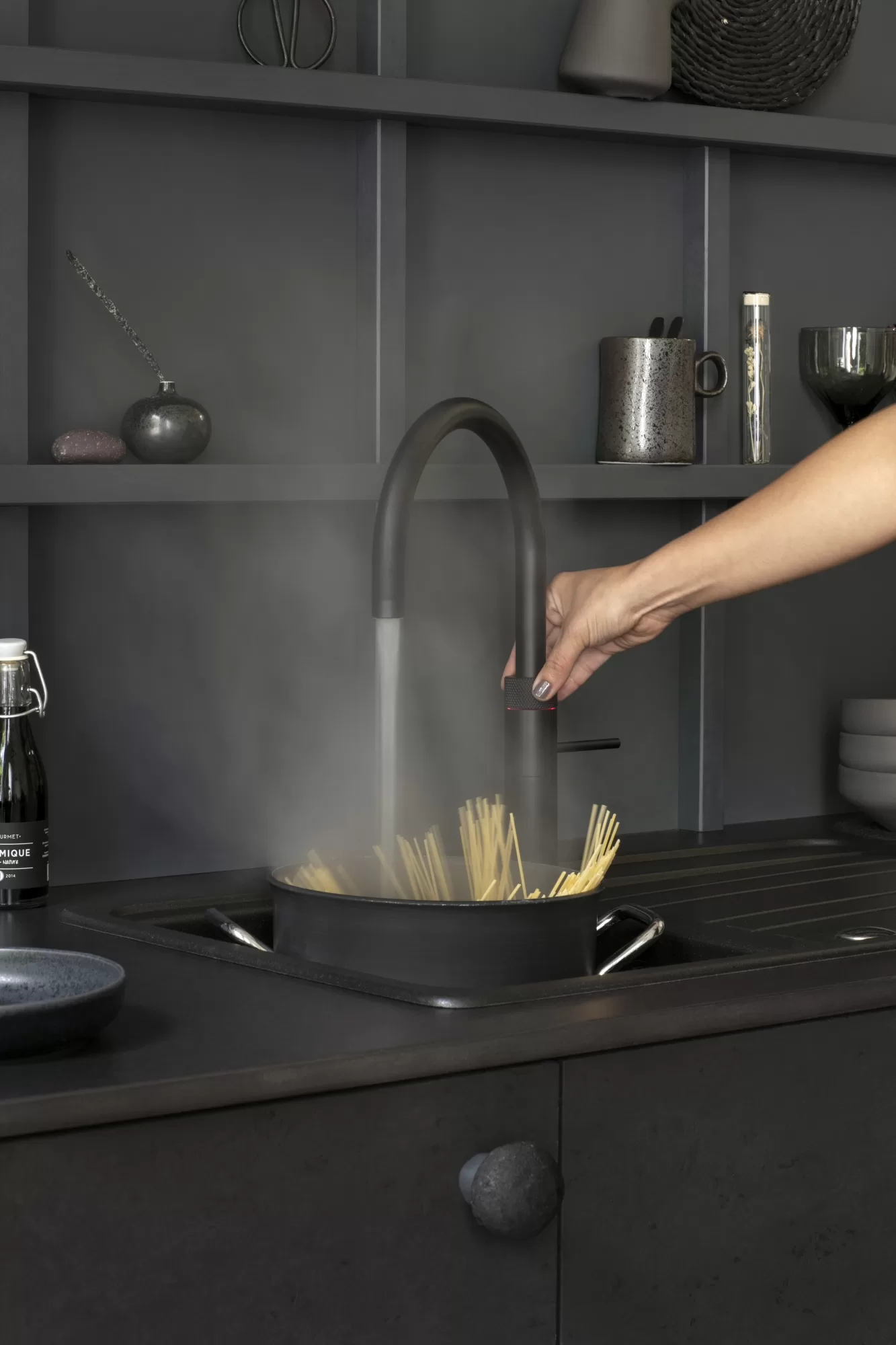 6 5 Fusion Round Black pasta